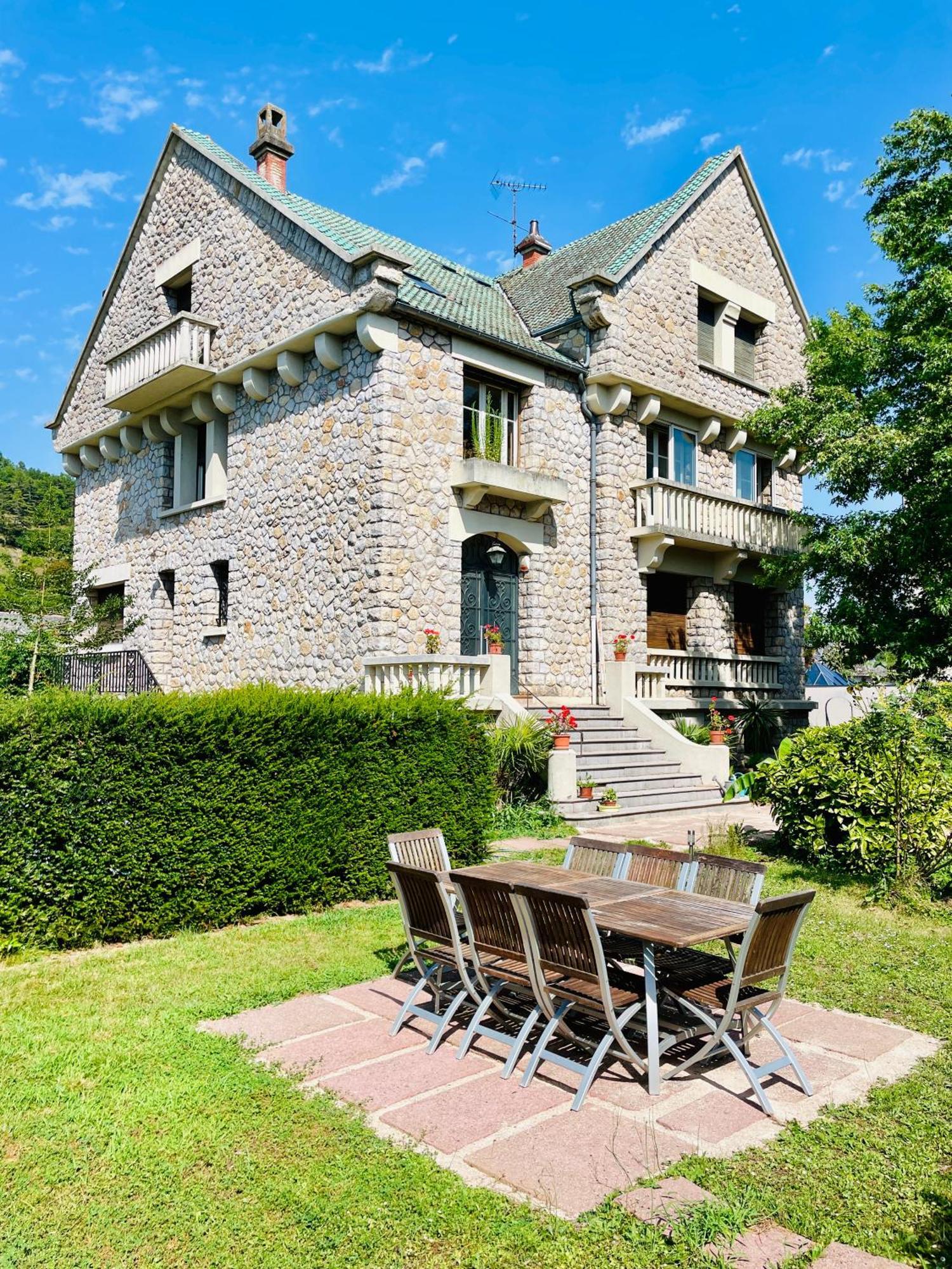 La Maison Au Toit Vert Еспалион Екстериор снимка