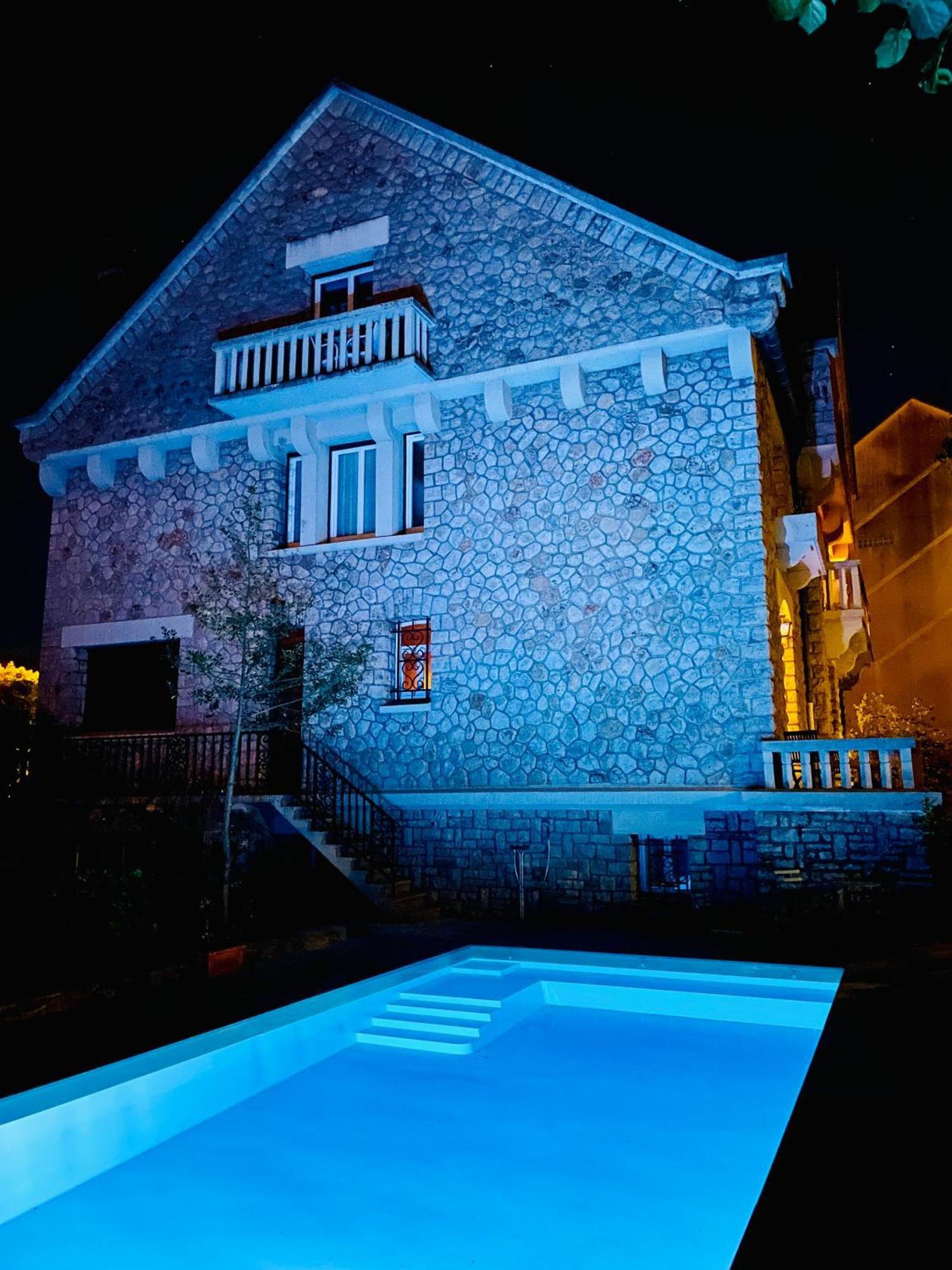 La Maison Au Toit Vert Еспалион Екстериор снимка